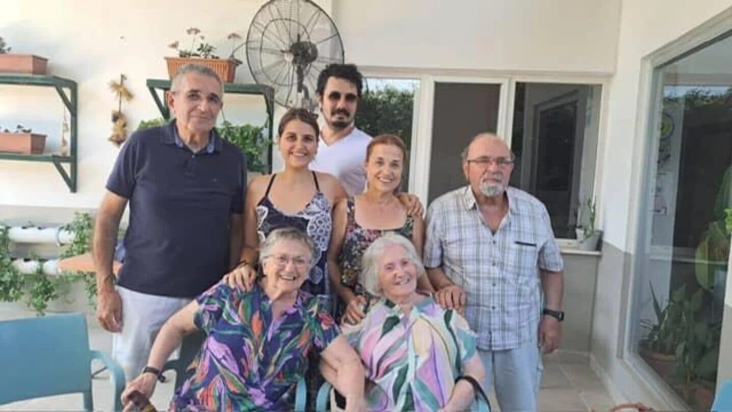 Pergolanın altında toplanmış sakinlerimiz ve ziyaretçileri