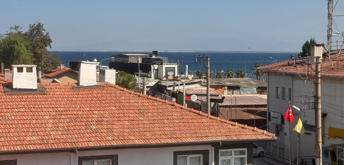 Üst kattan görünen Güzelbahçe çatıları ve deniz