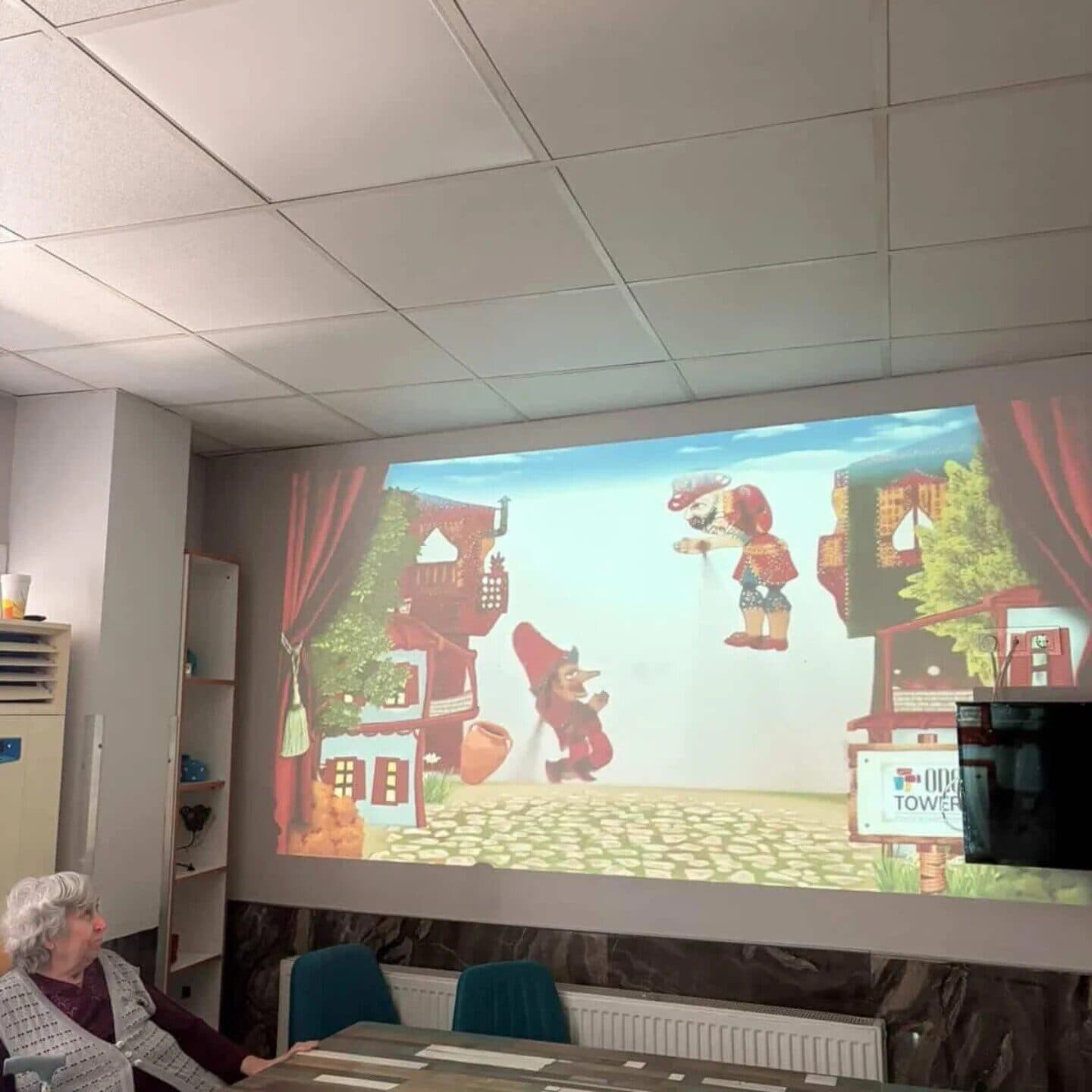 Salonda perdeye yansıtılan akşam film gösterimi